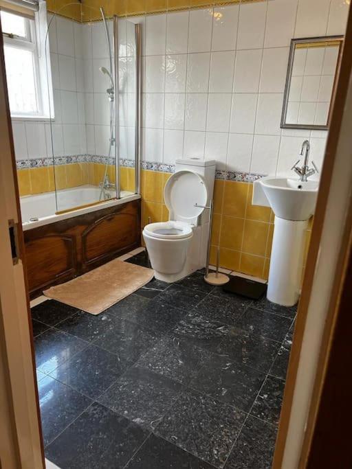 Quirky Studio Flat Selfcontained Лондон Екстериор снимка