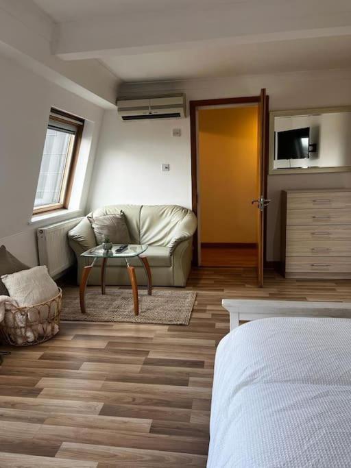 Quirky Studio Flat Selfcontained Лондон Екстериор снимка